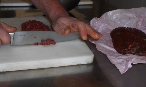 Tartare de boeuf en préparation